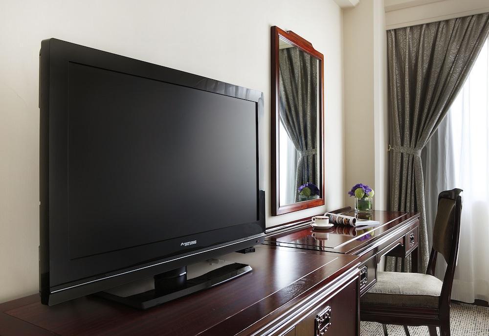 The Howard Plaza Hotel Taipé Exterior foto A flat-screen television