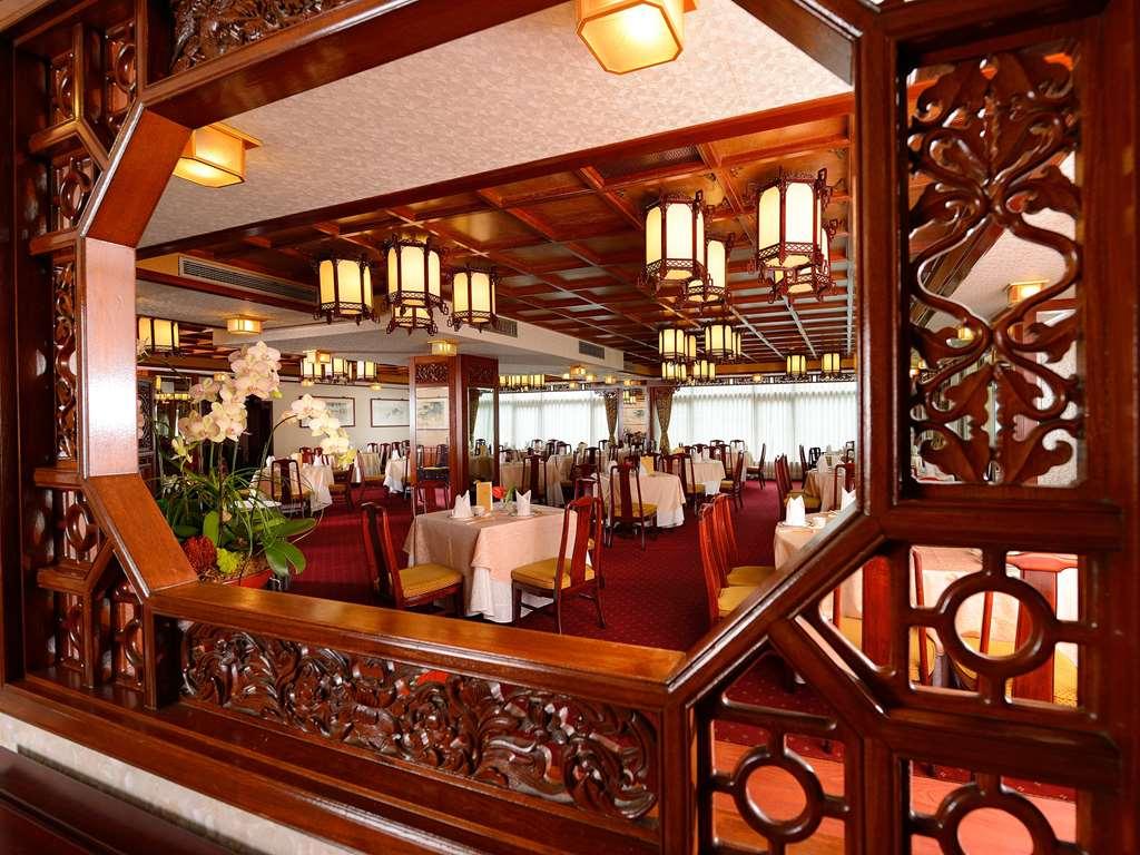 The Howard Plaza Hotel Taipé Restaurante foto The restaurant on board