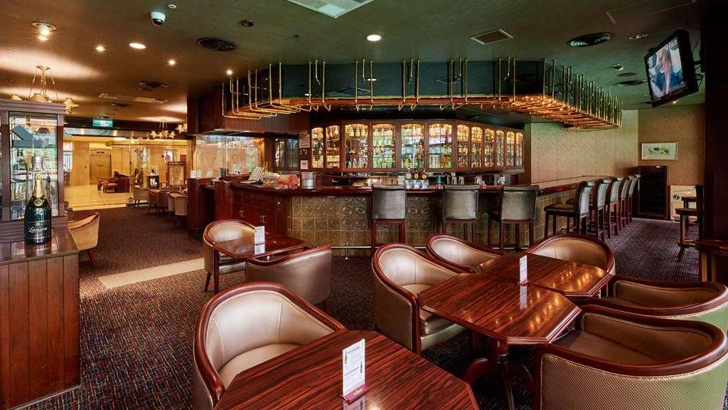 The Howard Plaza Hotel Taipé Restaurante foto The bar at the Singapore Airlines lounge at Changi Airport