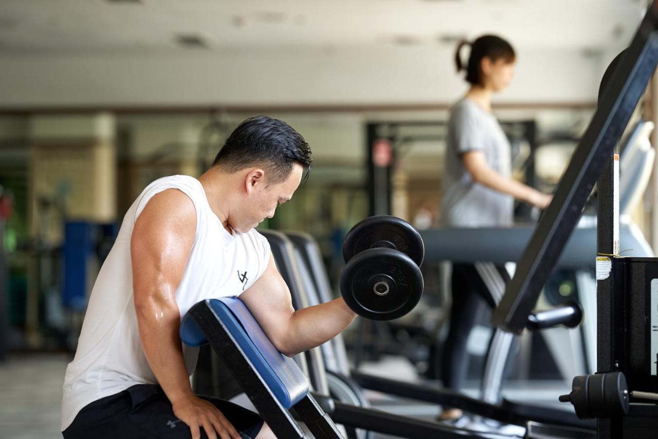 The Howard Plaza Hotel Taipé Exterior foto A man lifting a dumbbell