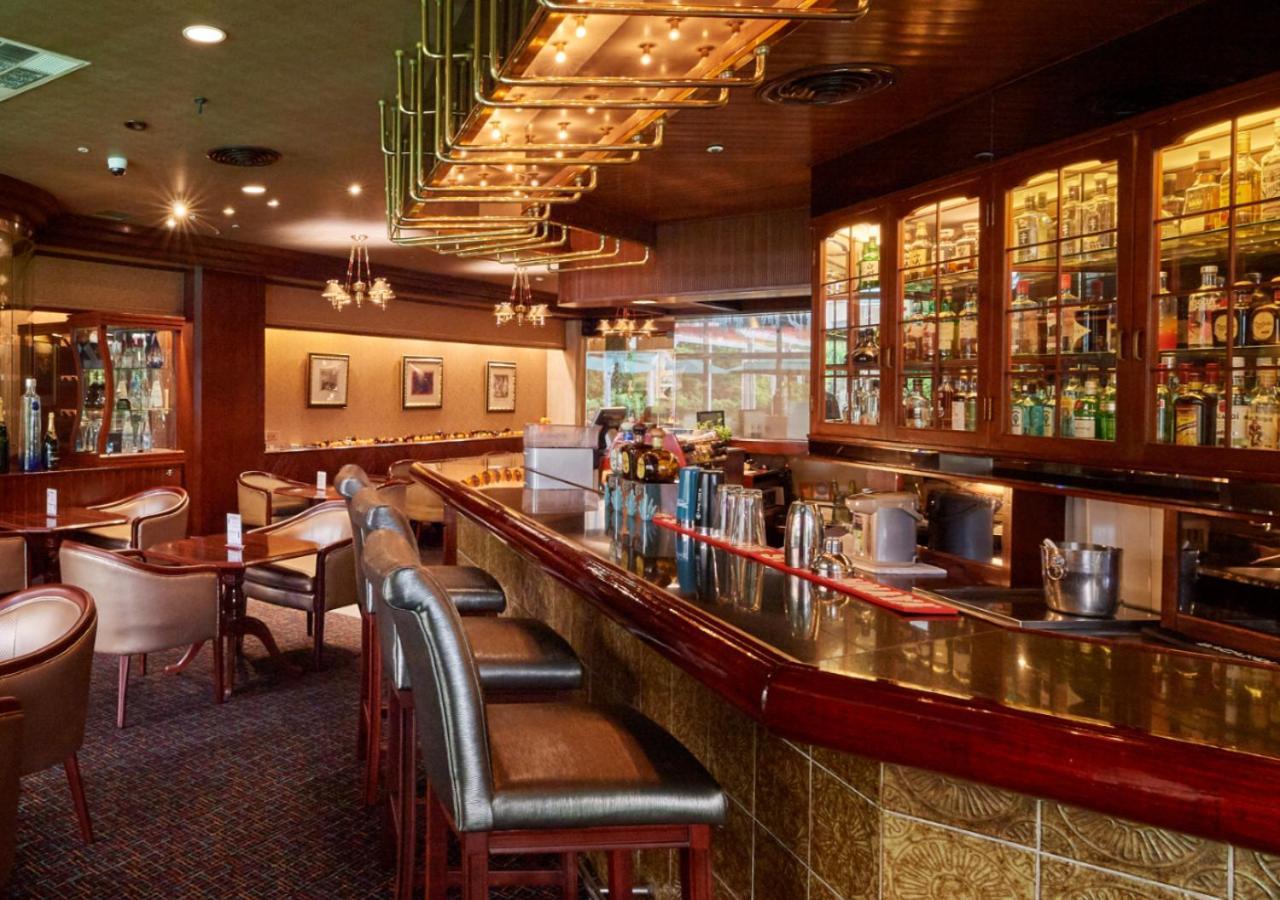 The Howard Plaza Hotel Taipé Exterior foto The bar at the 2007-built, 1,000-passenger, 100-metre (330 ft) long, 14-metre (46 ft) wide, 1,000-tonne (1,100 short tons) Star Legend