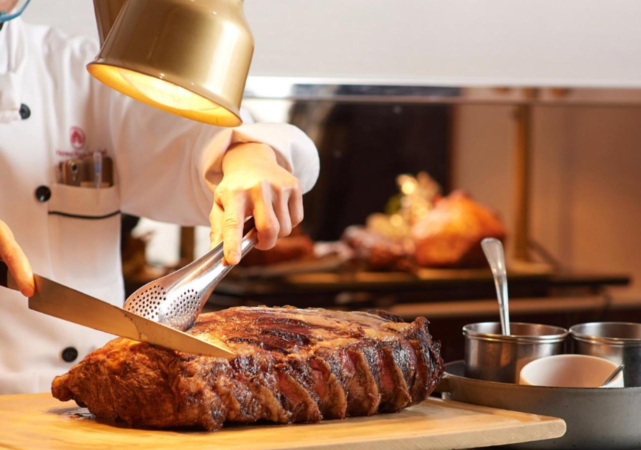 The Howard Plaza Hotel Taipé Exterior foto A chef carving a roast
