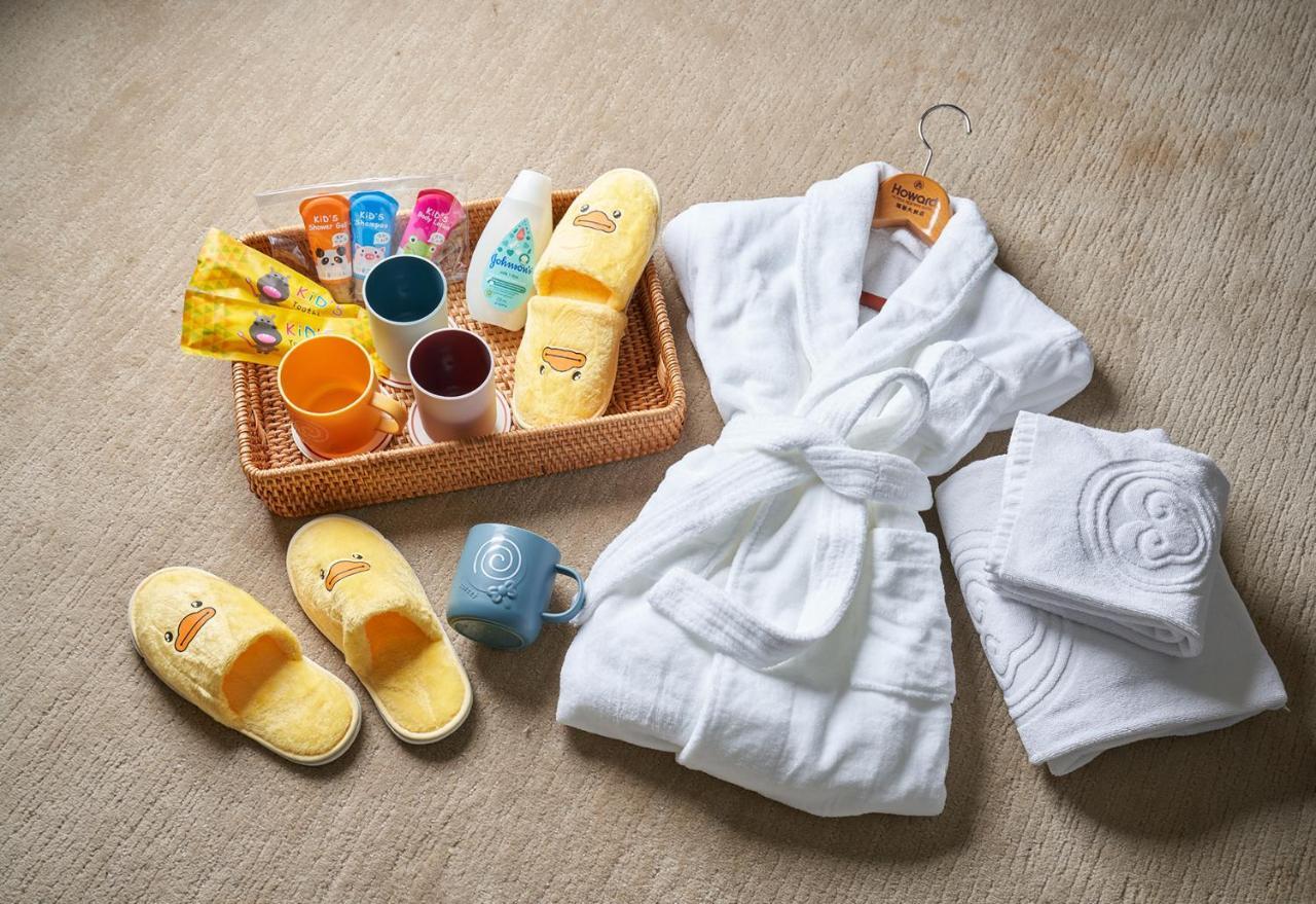 The Howard Plaza Hotel Taipé Exterior foto A bathrobe and slippers