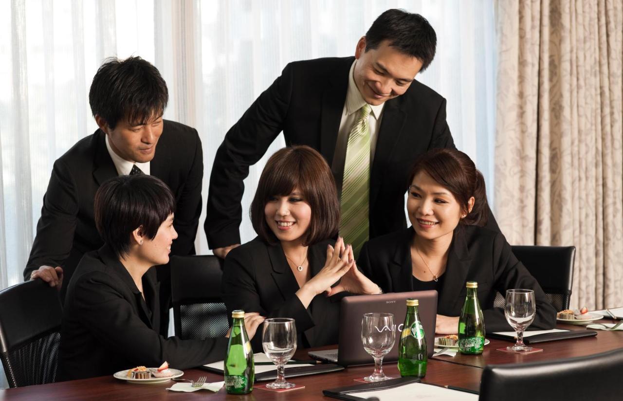 The Howard Plaza Hotel Taipé Exterior foto A team of businesspeople in a meeting