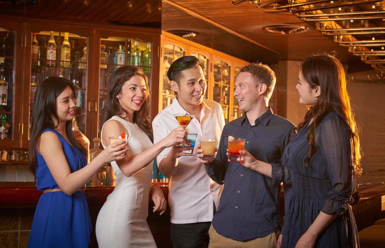 The Howard Plaza Hotel Taipé Exterior foto A group of people socializing