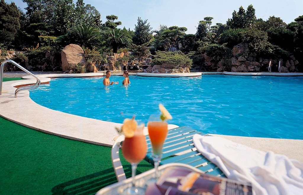 The Howard Plaza Hotel Taipé Exterior foto A swimming pool