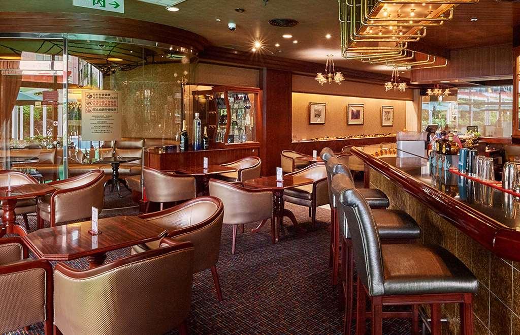 The Howard Plaza Hotel Taipé Restaurante foto The bar on board the Queen Mary 2