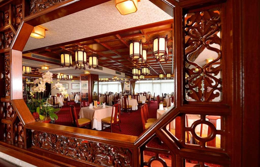The Howard Plaza Hotel Taipé Restaurante foto The restaurant on board