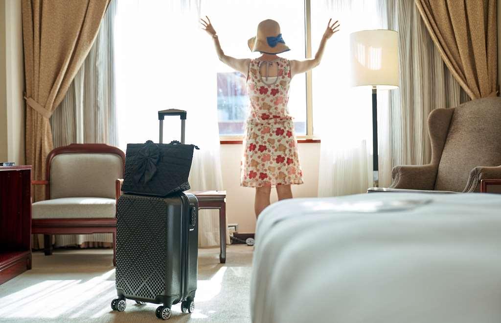 The Howard Plaza Hotel Taipé Quarto foto A woman in a hotel room