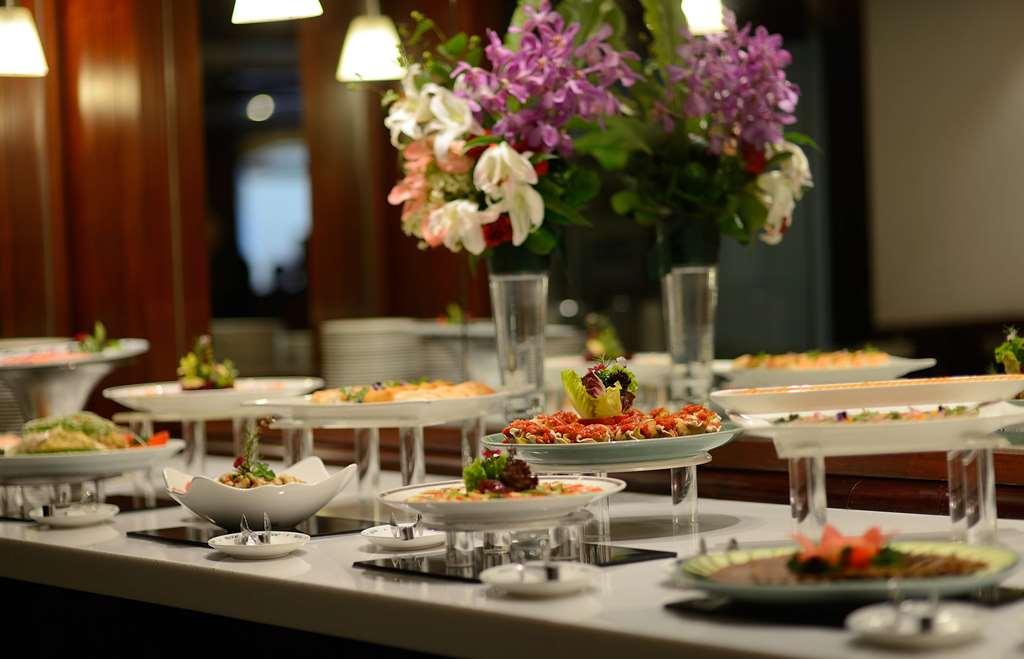 The Howard Plaza Hotel Taipé Restaurante foto A buffet