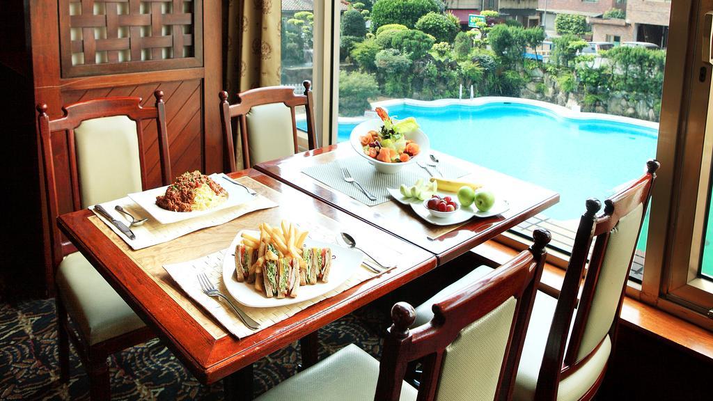 The Howard Plaza Hotel Taipé Exterior foto A dining table with a view of the pool
