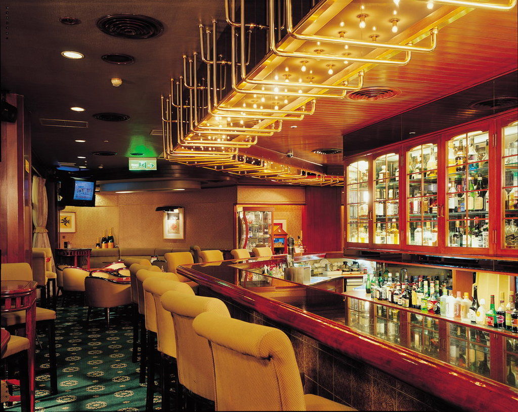 The Howard Plaza Hotel Taipé Restaurante foto The bar on board the Queen Mary 2