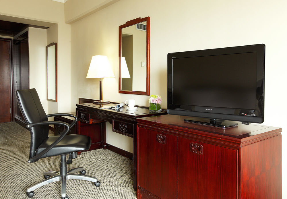 The Howard Plaza Hotel Taipé Exterior foto A television in a hotel room